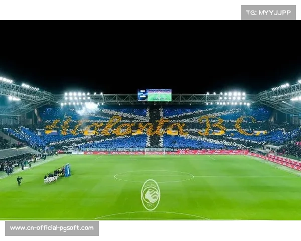 尤文图斯球迷看台悬挂巨型TIFO，致敬俱乐部历史